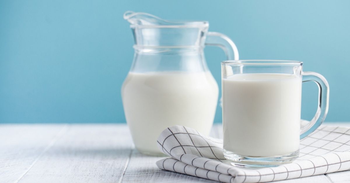 Bạn có thể lựa chọn bổ sung sữa bò hoặc sữa đê để cung cấp dưỡng chất cần thiết